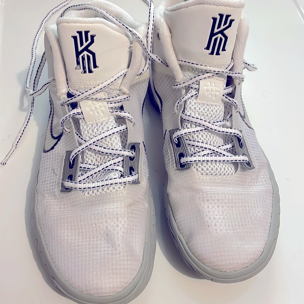 Men’s size 8 basketball shoes.